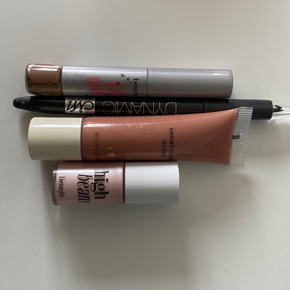 Makeup - Bronzer Highlighter Lipgloss Eyebrow